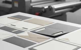Pastas personalizadas corporativas impressas com envelopes e papel timbrado sobre mesa de escritório